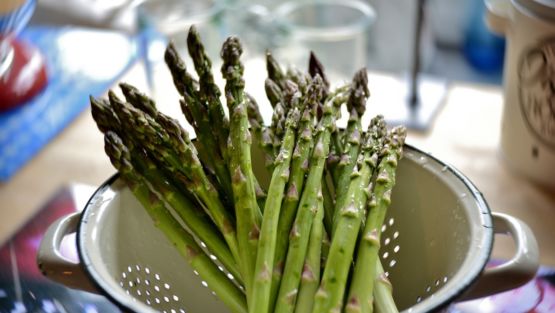 asperges vertes dans passoir