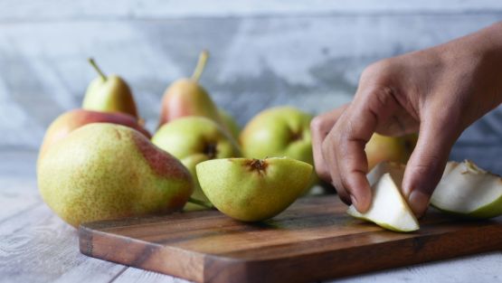 poire coupe avec main